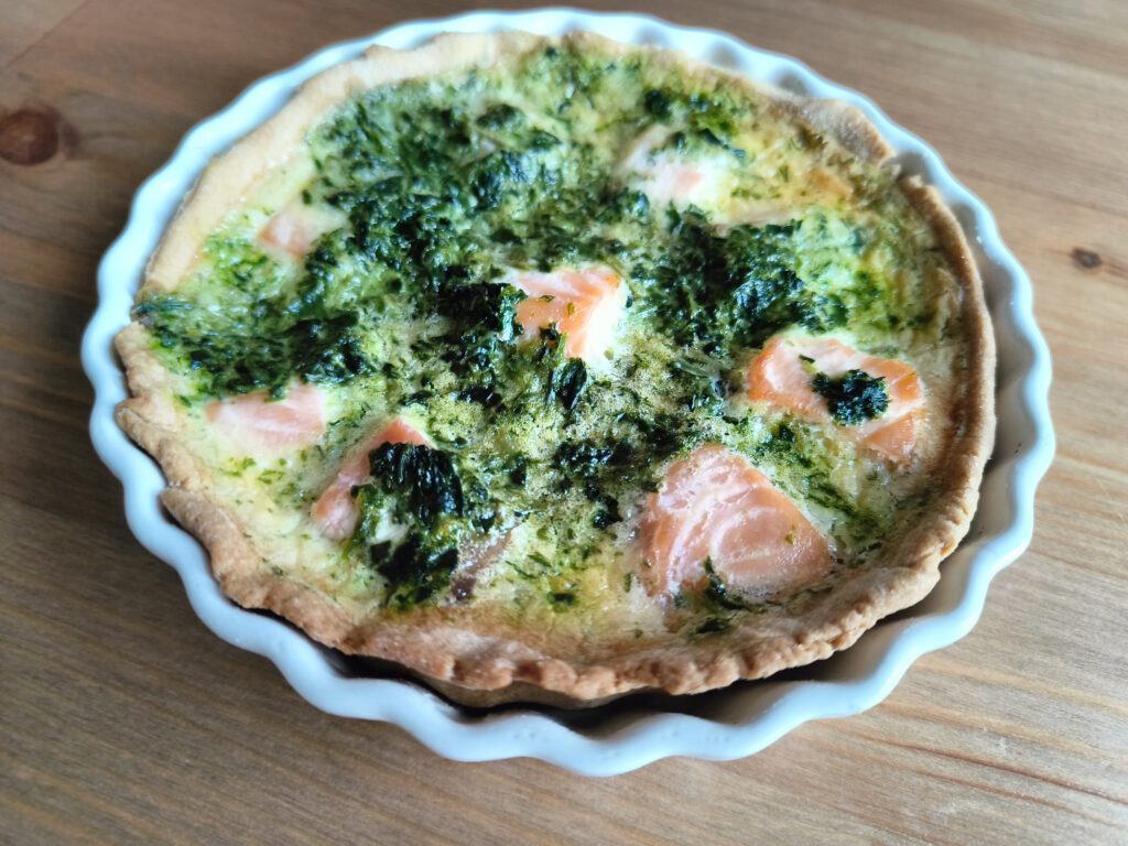 Безглютеновий кіш з лососем і шпинатом