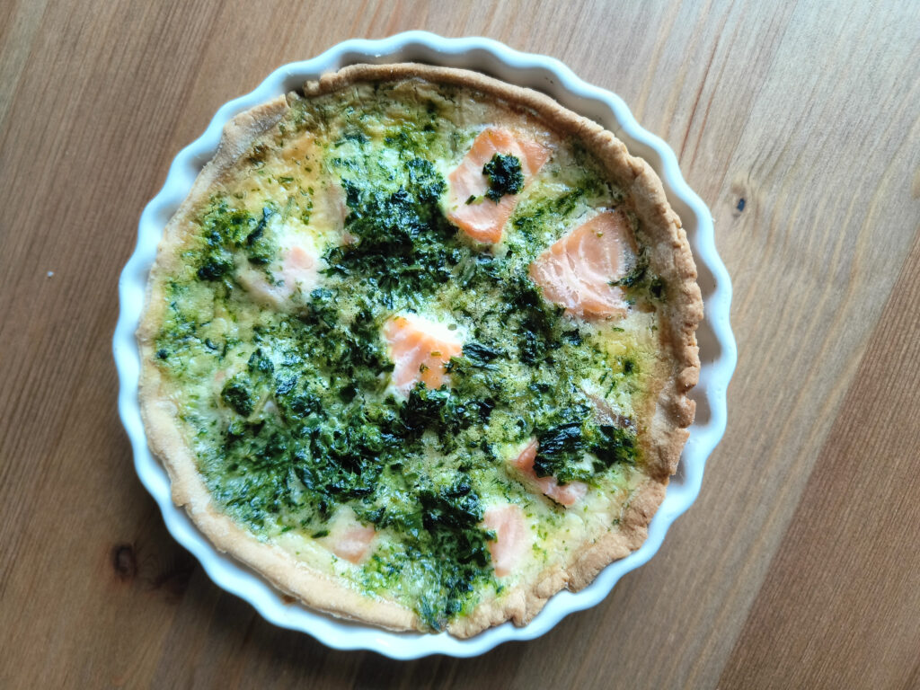 Безглютеновий кіш з лососем і шпинатом