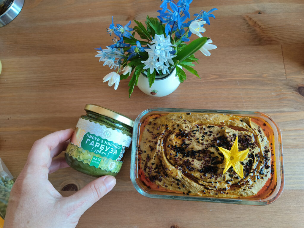 мунговый хумус с тыквенной пастой