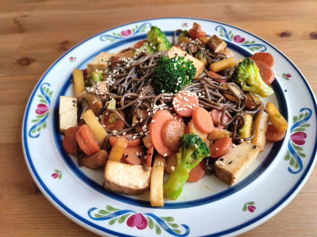 Овощи вок с гречневой лапшой