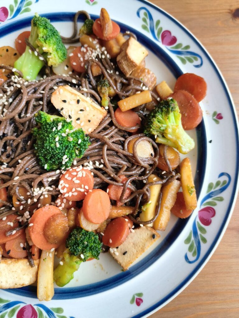 Овощи вок с гречневой лапшой