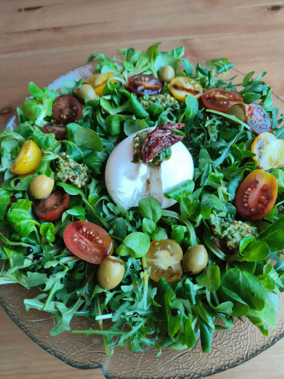 Салат с буратой, маш-салатом и ореховой заправкой