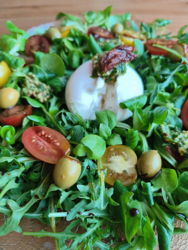 Салат с буратой маш-салатом и ореховой заправкой