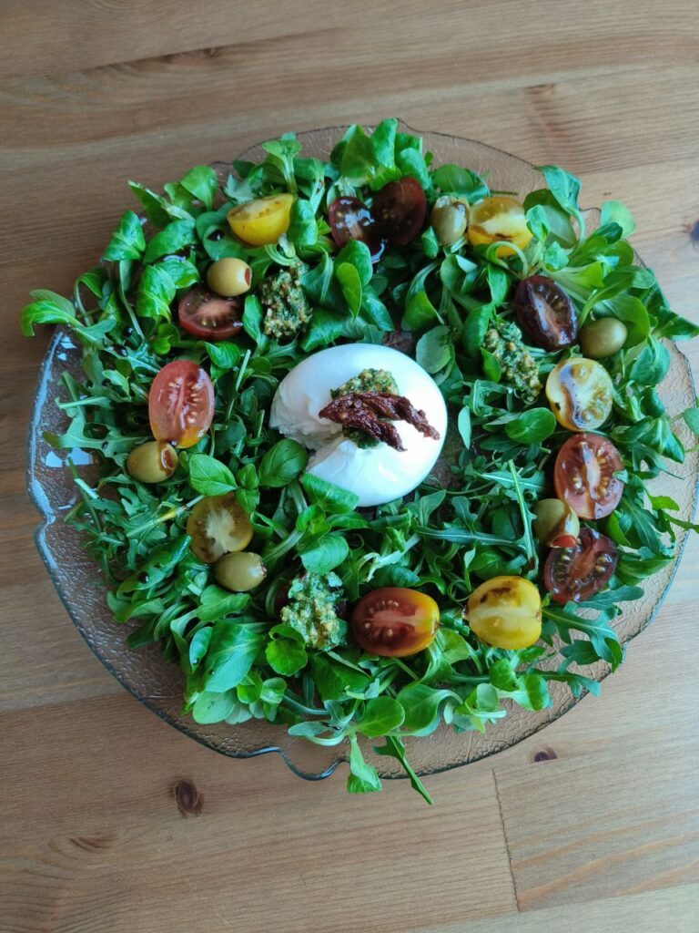 Салат с буратой маш-салатом и ореховой заправкой