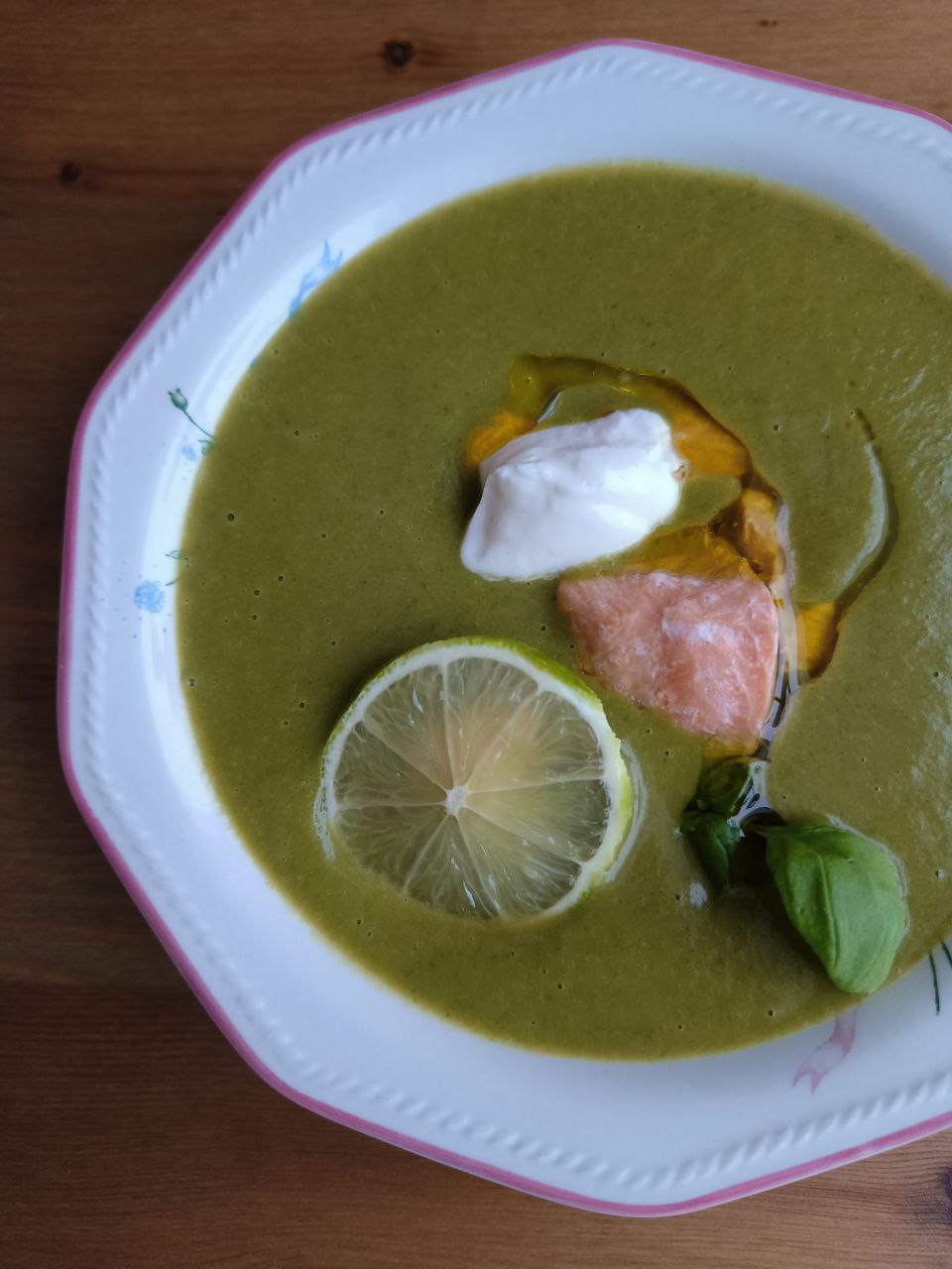 Крем-суп зі шпинату з лососем та лаймом