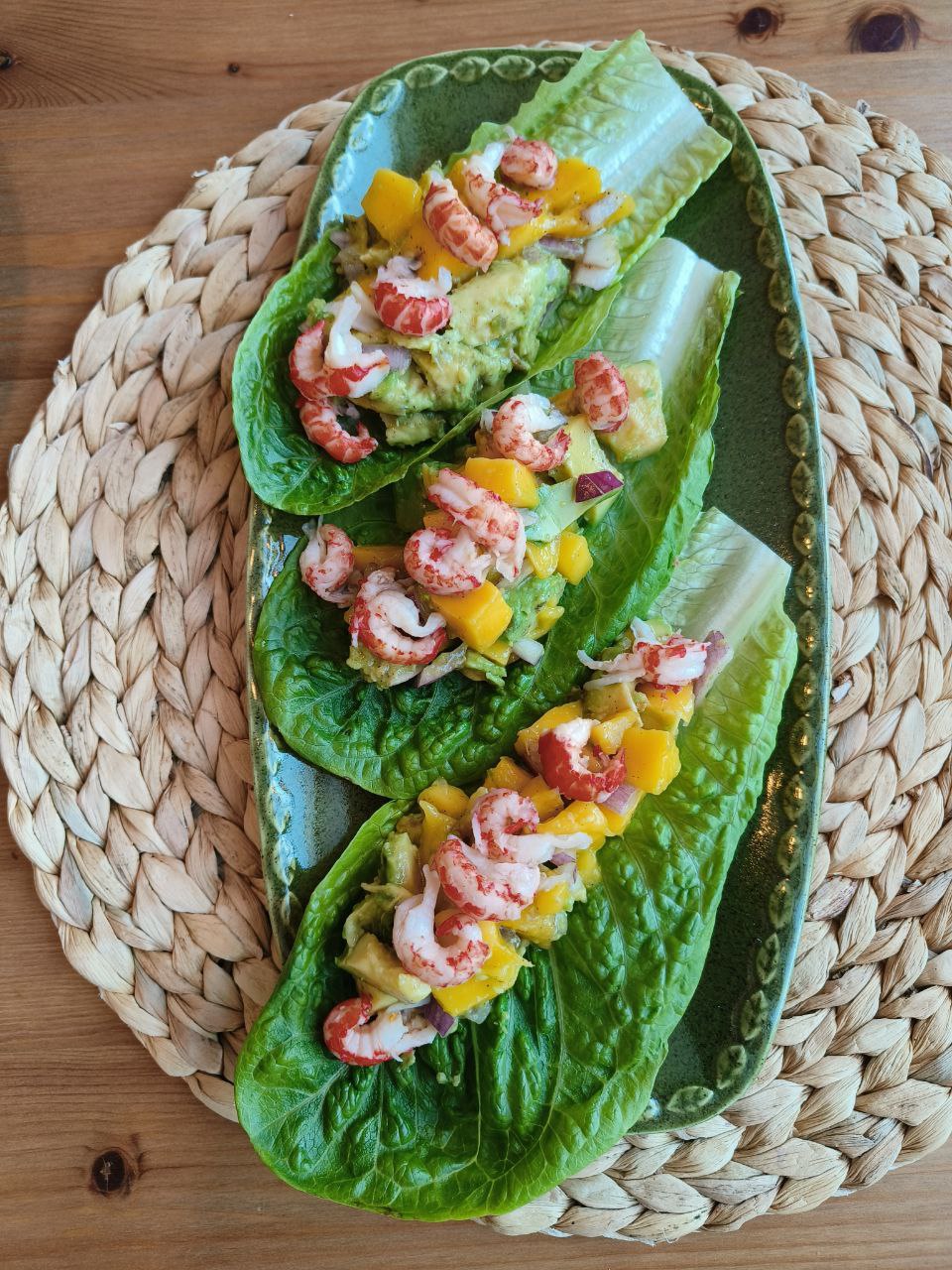 Салат з манго, авокадо та морепродуктів: Рецепт «Тропічних човників» з раковими шийками