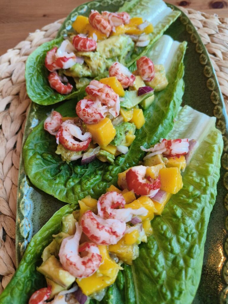 Салат з манго авокадо та морепродуктів