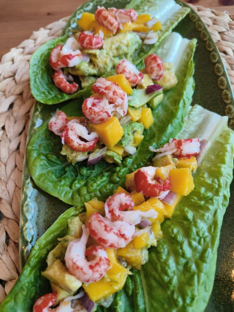 Салат з манго авокадо та морепродуктів