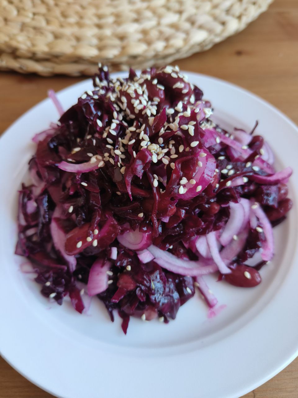 Салат із квашеної червоної капусти, квасолі та кунжуту: Пурпуровий суперфуд