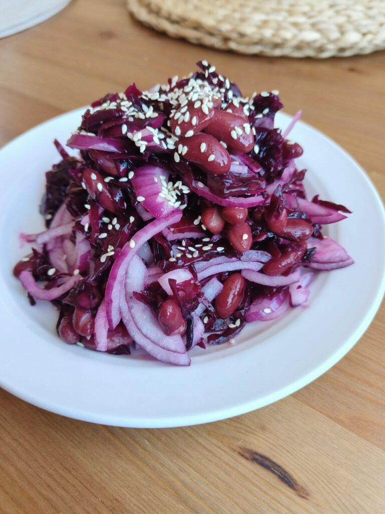 Салат із квашеної червоної капусти квасолі та кунжуту