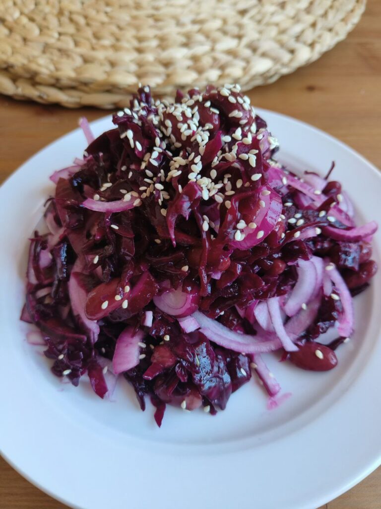Салат із квашеної червоної капусти квасолі та кунжуту