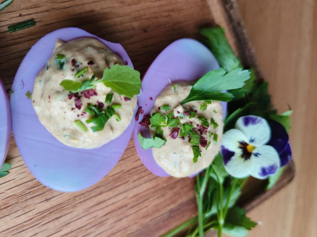 бирюзовые яйца с тунцовым муссом и конопляным соусом