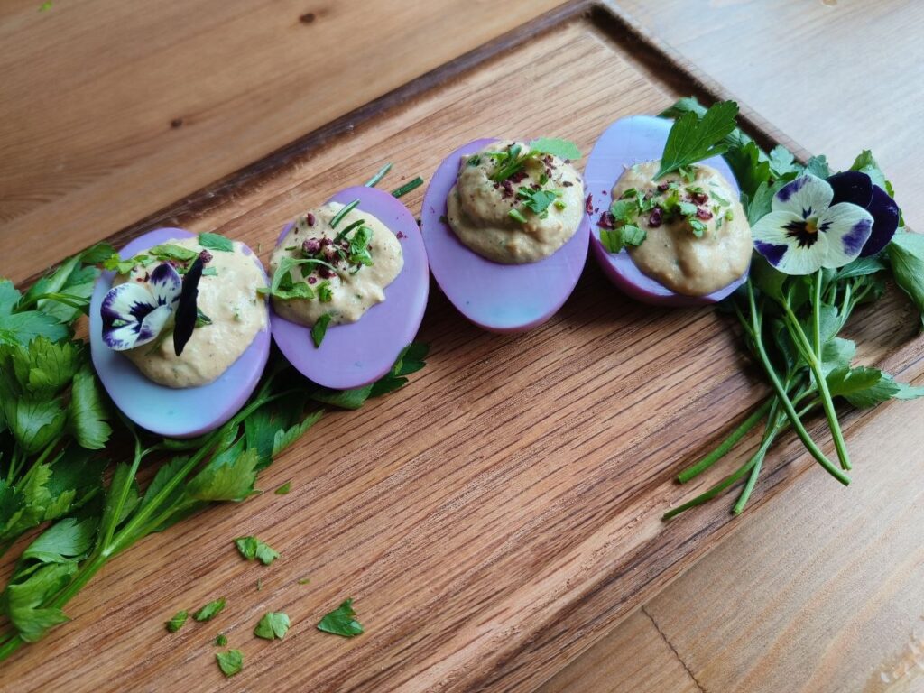 бирюзовые яйца с тунцовым муссом и конопляным соусом