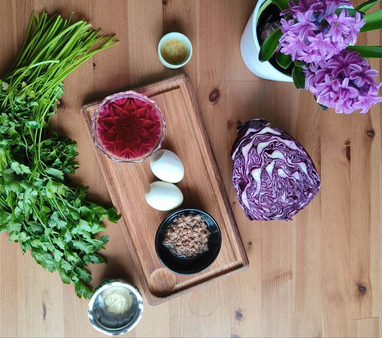 «Драконьи яйца»: бирюзовые яйца с тунцовым муссом и конопляным соусом