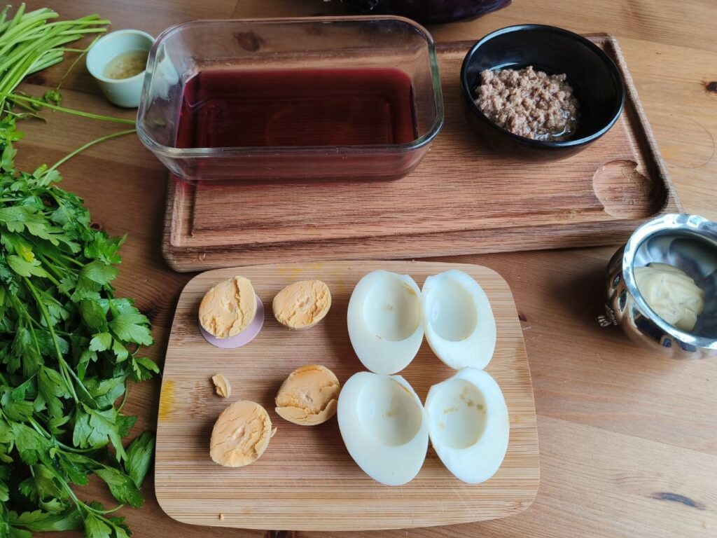 бирюзовые яйца с тунцовым муссом и конопляным соусом